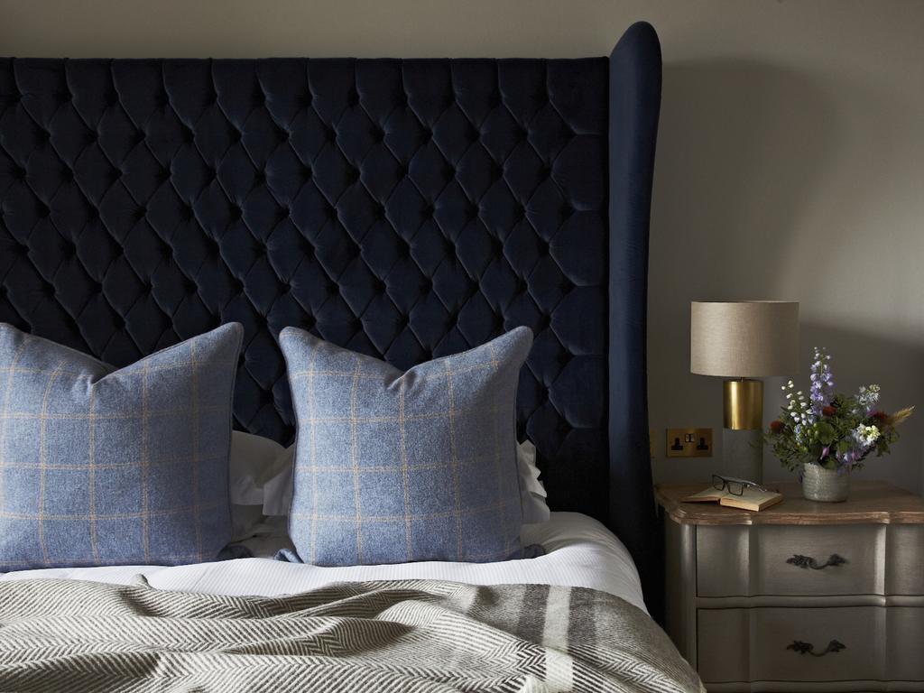 The Roseate Edinburgh - Small Luxury Hotels Of The World Εξωτερικό φωτογραφία A bed with a blue velvet headboard