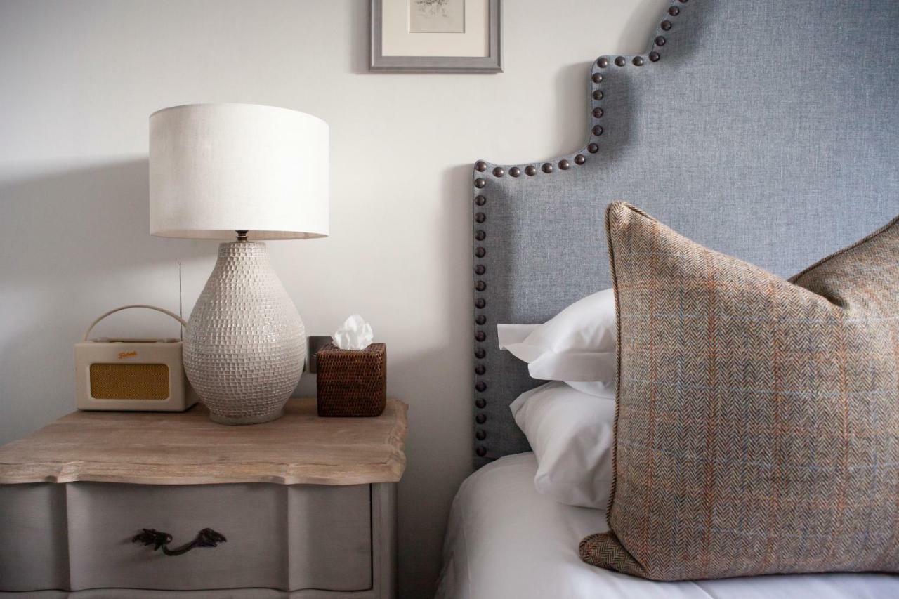 The Roseate Edinburgh - Small Luxury Hotels Of The World Εξωτερικό φωτογραφία A bedside table
