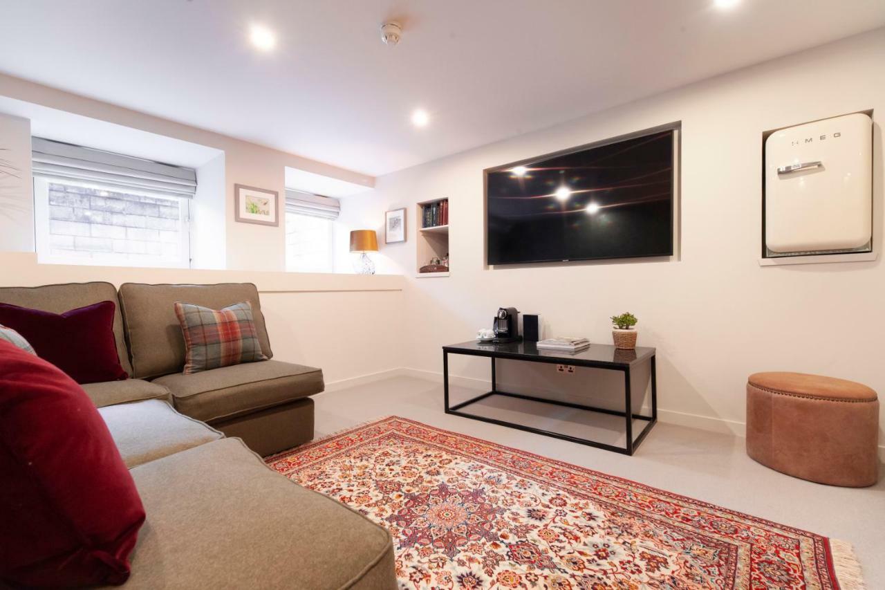 The Roseate Edinburgh - Small Luxury Hotels Of The World Εξωτερικό φωτογραφία A living room in a serviced apartment in London
