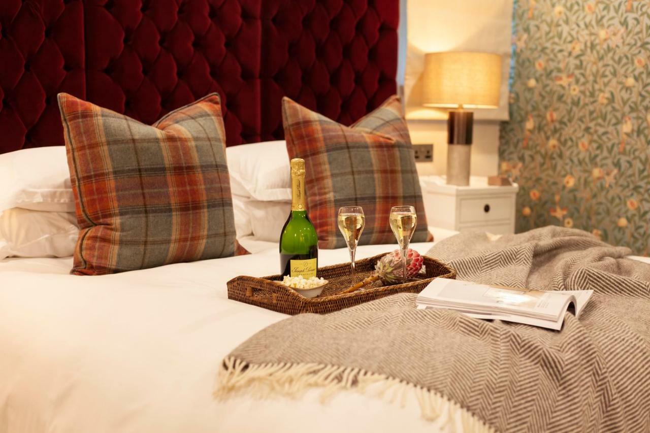 The Roseate Edinburgh - Small Luxury Hotels Of The World Εξωτερικό φωτογραφία A bedroom at The Old Inn